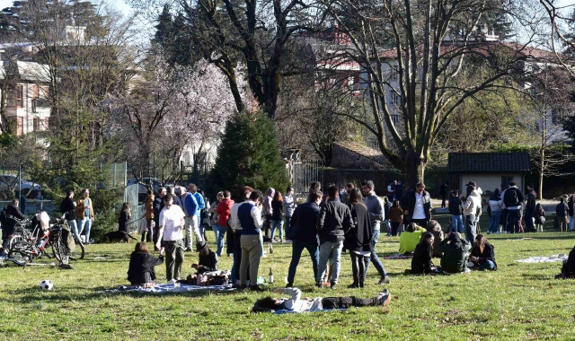 Folla nei giorni scorsi nel parco di Villa Mylius nonostante le restrizioni