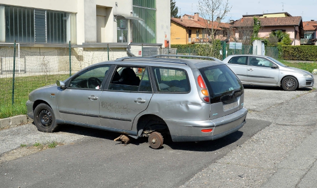 Una delle auto abbandonate e vandalizzate alle Bustecche (foto Blitz)