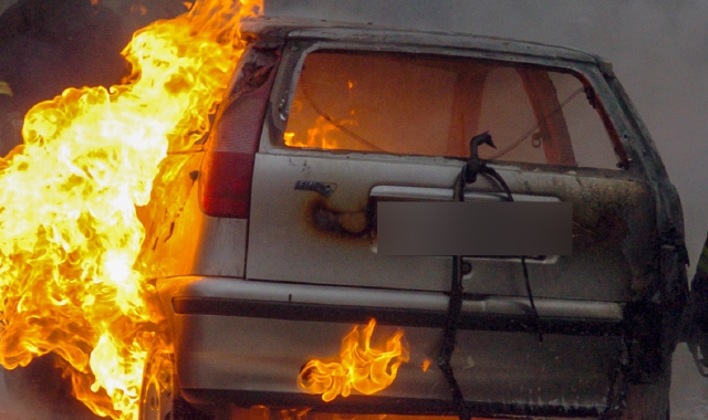 Lei lo lascia, lui le brucia l’auto