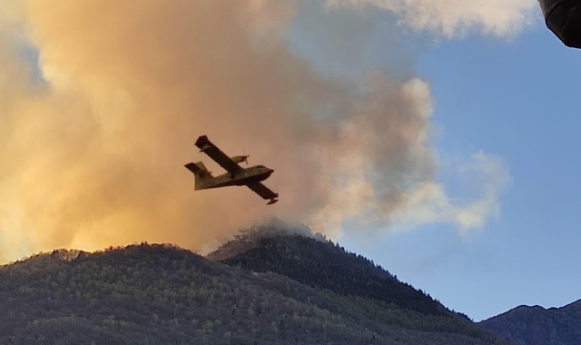 Un Canadair sorvola l’incendio (foto Redazione)