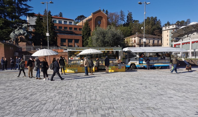 Dieci le bancarelle alimentari al debutto in piazza Repubblica (Red.)