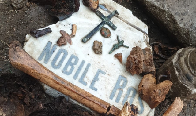 I resti delle tombe trovati durante i lavori nell’area della chiesa di San Rocco ad Azzate