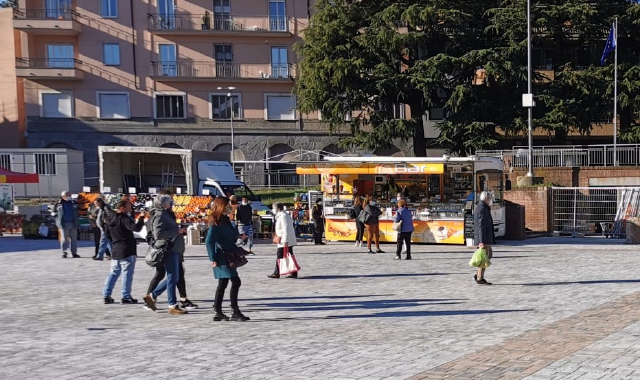 Il mercato a ranghi ridotti in piazza Repubblica