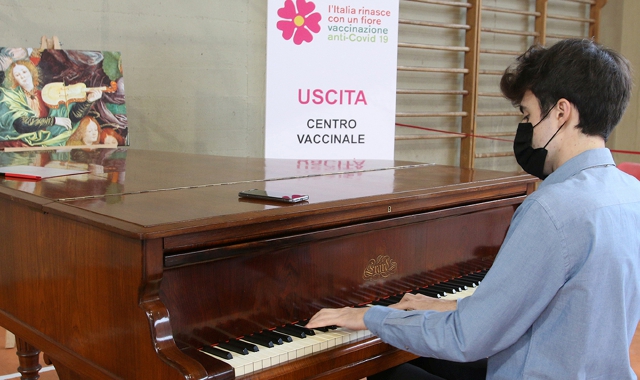 Il pianista che intretterrà chi si dovrà vaccinare a Saronno (foto Blitz)