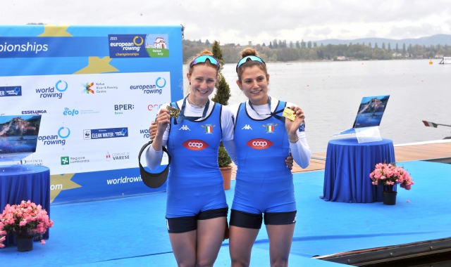 Valentina Rodini e Federica Cesarini mostrano la medaglia d'oro appena conquistata (foto Blitz)