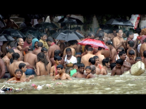 India in piena pandemia, ma i fedeli si ammassano nel Gange