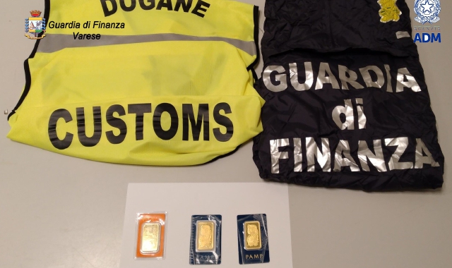 Le placchette d’oro sequestrate a Malpensa (foto Redazione)
