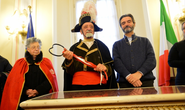 L’ultimo carnevale da Re Bosino di Natale Gorini con il sindaco Fontana nel 2015 (foto Archivio)