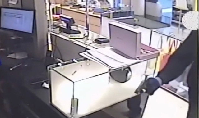 Un fotogramma della rapina commessa dall’operaio a Milano l’altro giorno