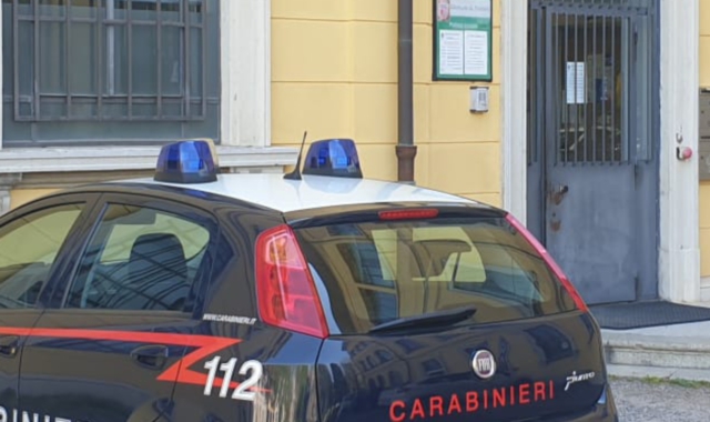 I carabinieri al Comando della Polizia locale di Tradate (foto Redazione)