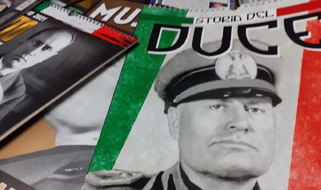 Uno dei calendari con in copertina l’immagine di Benito Mussolini
