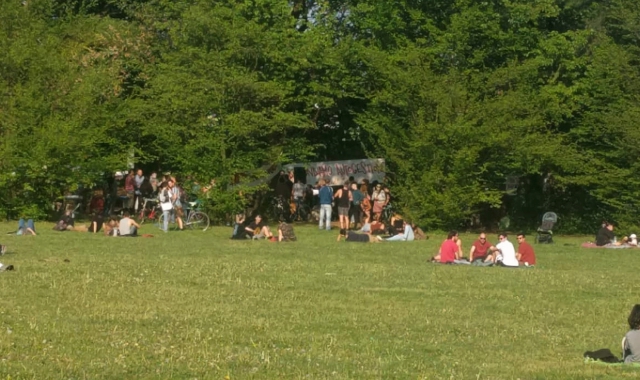 Alcuni dei giovani proitagonisti del rave party al parco Lura (Blitz)