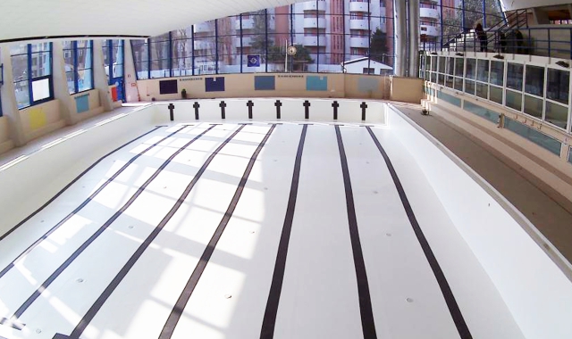 La vasca interna della piscina è tornata come nuova (foto Blitz)