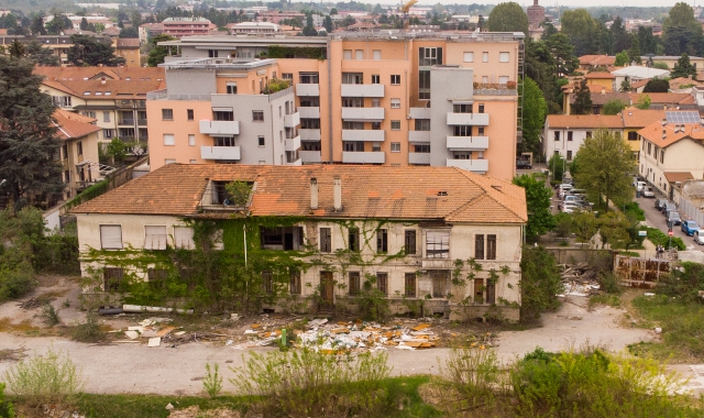 In via 29 Maggio quel che rimane dell’azienda è la vecchia palazzina uffici, ormai pericolante (Pubblifoto)