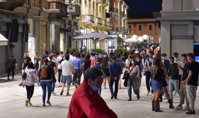 La folla in centro a Legnano dopo la riapertura (Pubblifoto)