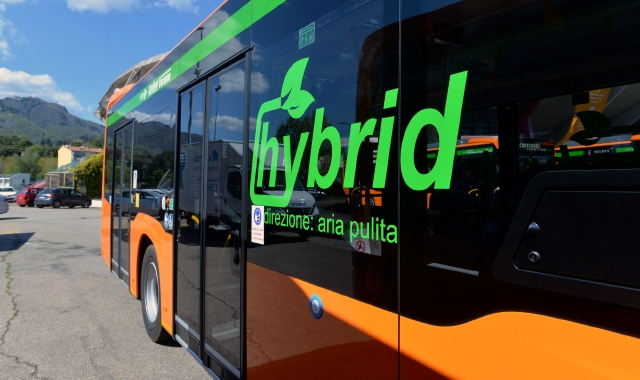 presentazione nuovi autobus urbani ibridi (foto Blitz)