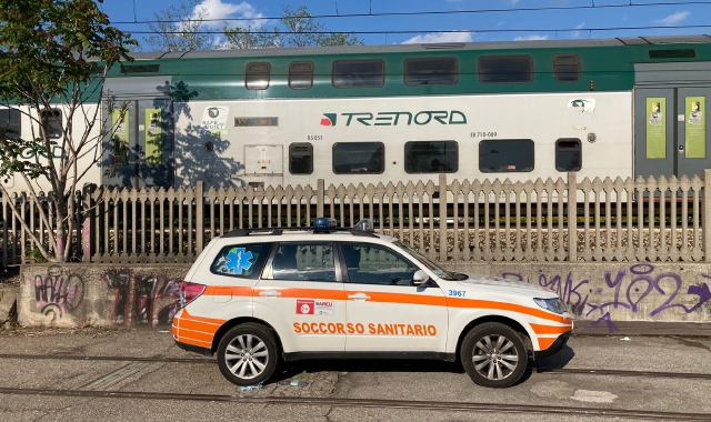 Treno fermo dopo l’incidente(foto Pubblifoto)