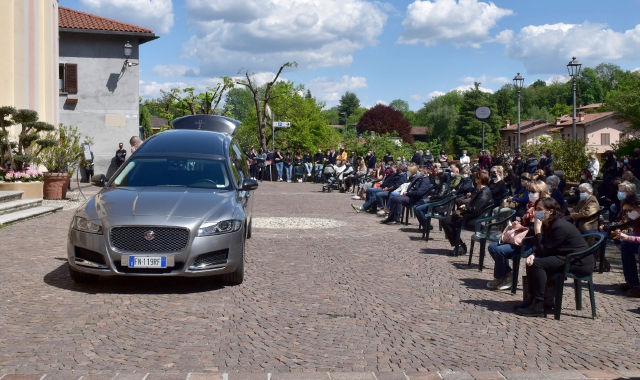 Sagrato della chiesa parrocchiale di Bodio affollato per l’estremo saluto ad Arianna Costi Foto Blitz)