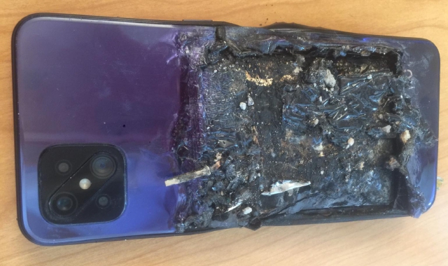 Lo smartphone bruciato (foto Redazione)