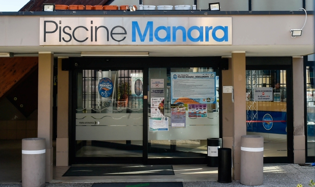 La piscina Manara di Busto Arsizio (foto Archivio)