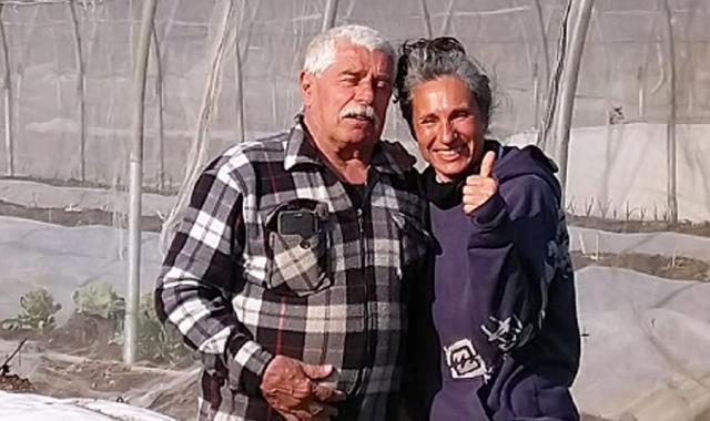 Roberto Lainati e Stefania Forbiti nel loro campo a due passi dalla Saronnese, dove stano tentando l’esperimento di coltivare le arachidi “made in Uboldo”  (Blitz)