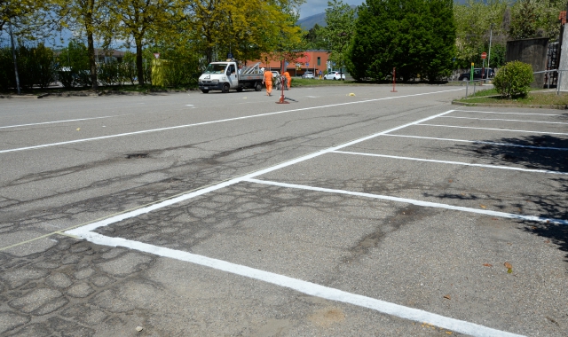 I posti auto disegnati nel parcheggio del cimitero (foto Blitz)