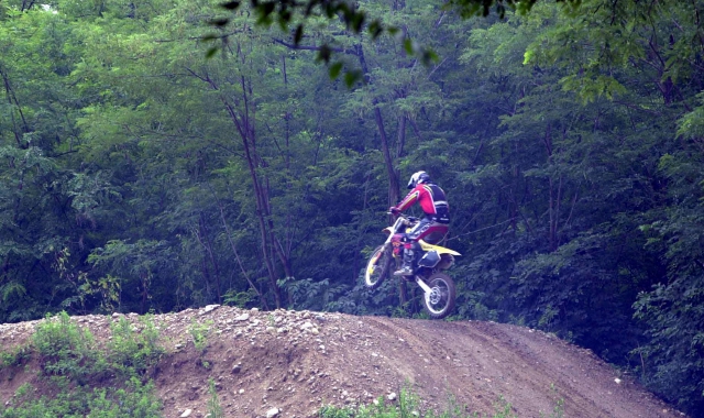 Cade dalla moto, grave pilota