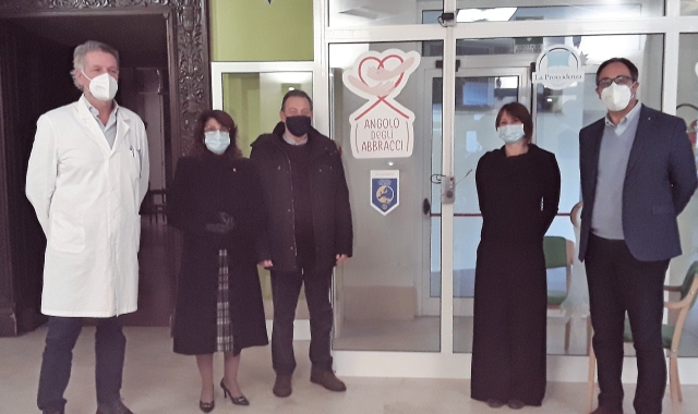 In alto un momento dell’inaugurazione dell’angolo degli abbracci a inizio anno alla “Provvidenza”