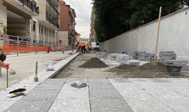 La posa della nuova pavimentazione (Red.)