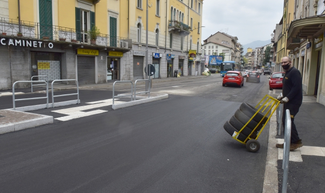 L’isola salvapedoni senza strisce in via Magenta (foto Blitz)