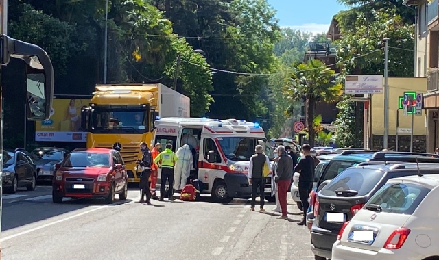 I soccorsi all’uomo investito in via Caracciolo a Varese (Red.)