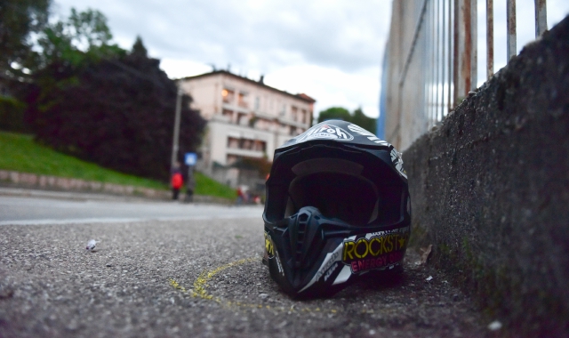 Il casco di Giuseppe Guzzi, morto in via Rovereto (foto Blitz)