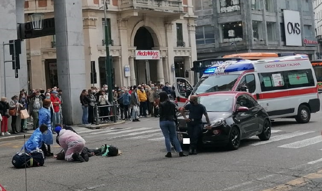 I soccorsi all’uomo investito in piazza Monte Grappa (foto Redazione)