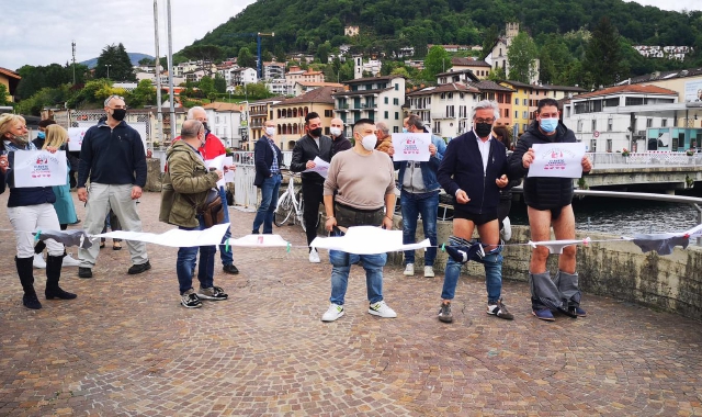 Lavena Ponte Tresa, i commercianti in mutande per protesta (foto Nicola Antonello)