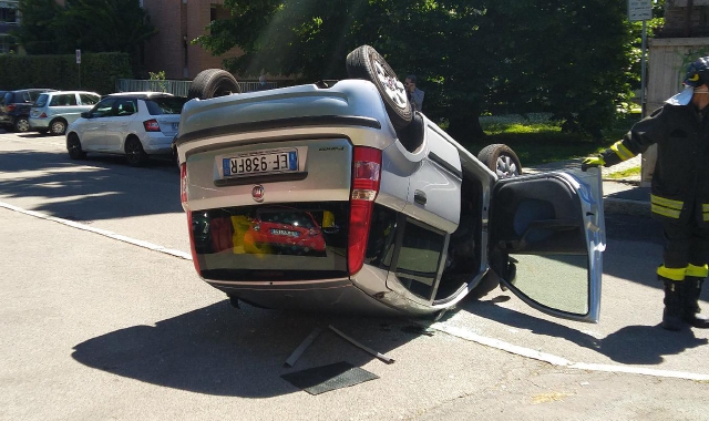 Legnano, l’auto ribaltata (foto Pubblifoto)
