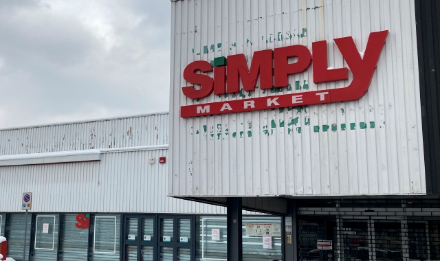 Il punto vendita Simply è chiuso dallo scorso ottobre (Pubblifoto)