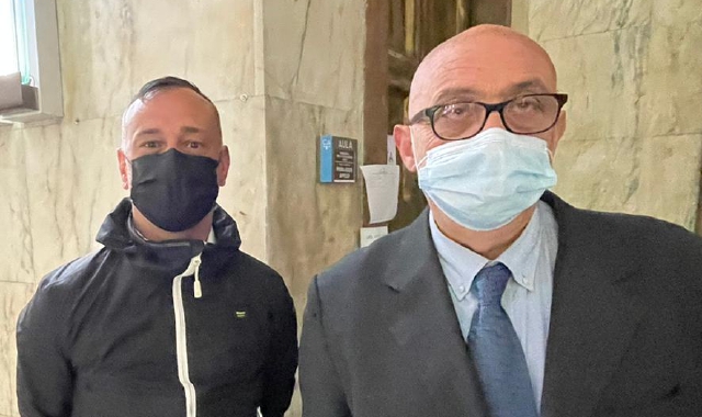 Fabio Manduca con l’avvocato Eugenio Briatico (foto Redazione)