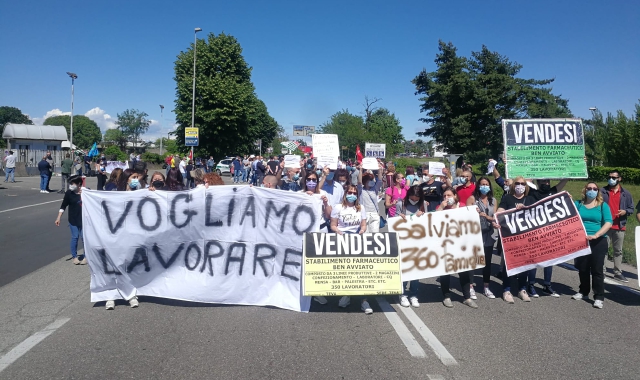 La protesta dei lavoratori della Teva sulla Statale 33 del Sempione