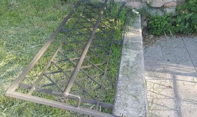 La recinzione abbattuta (foto redazione)