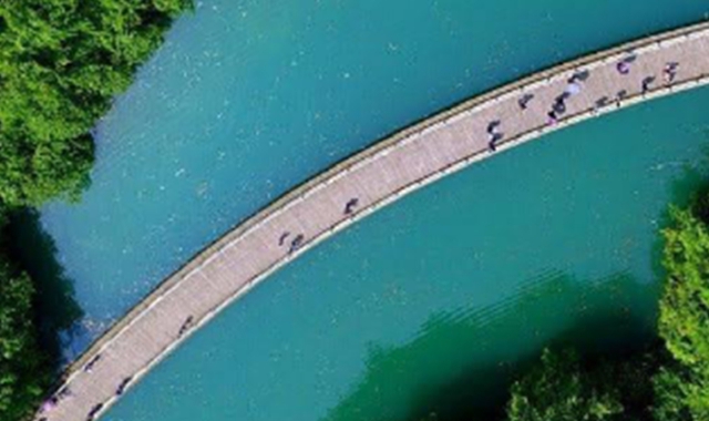 Un esempio di passerella pedonale sul lago (foto Redazione)
