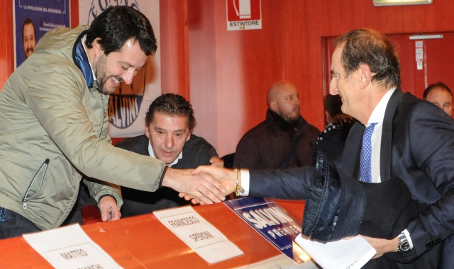 Il segretario della Lega Matteo Salvini stringe la mano al sindaco Emanuele Antonelli durante un convegno a Busto Arsizio (foto Archivio)