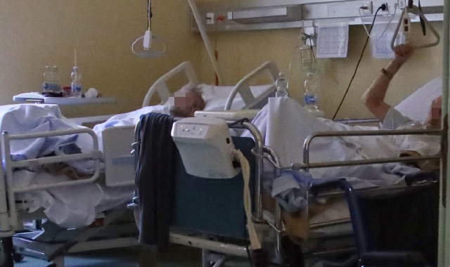Molti anziani rifiutano le case di riposo: hanno paura del facile contagio del virus  (foto Archivio)