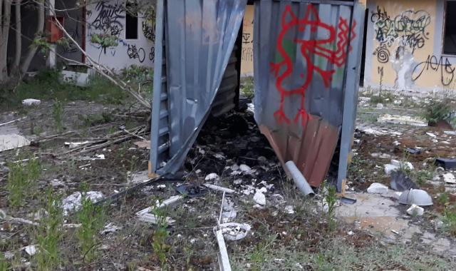 Il cantiere di via Diaz danneggiato dal rogo appiccato venerdì 21 maggio (foto Redazione)