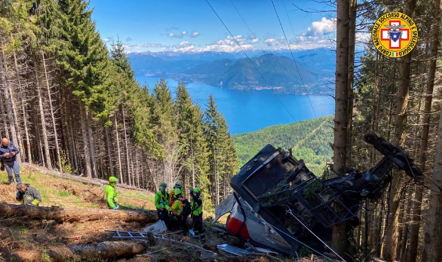 La cabina delle funivia Stresa-Mottarone precipitata tra gli alberi dopo un tragico volo 