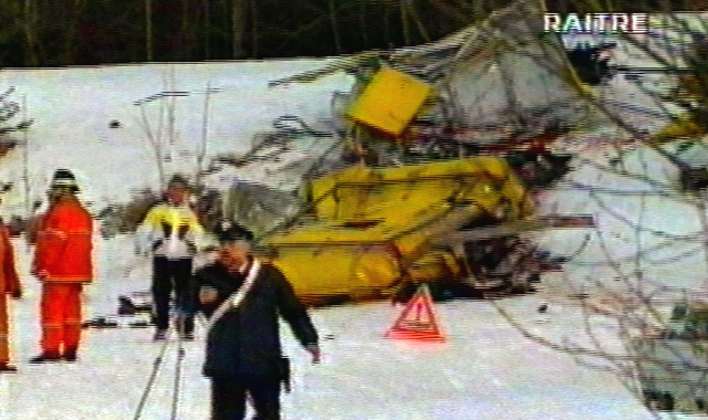 Un'immagine tratta dalla tv mostra la scena della sciagura del 3 febbraio 1998: un aereo militare (Ea-6b) statunitense si è schiantato sui cavi della Funivia del Cermis, in località Masi di Cavalese, provocando la morte di venti persone (foto Archivio)