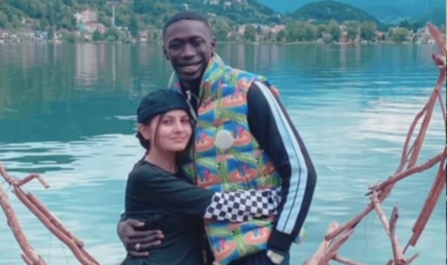 Khaby Lame sul lungolago di Lavena Ponte Tresa (foto Redazione)