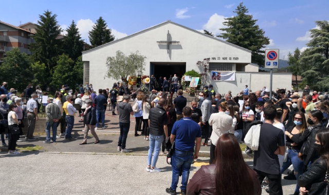 Folla di fronte alla chiesa di Santa Maria prima dell’inizio del funerale (Blitz)