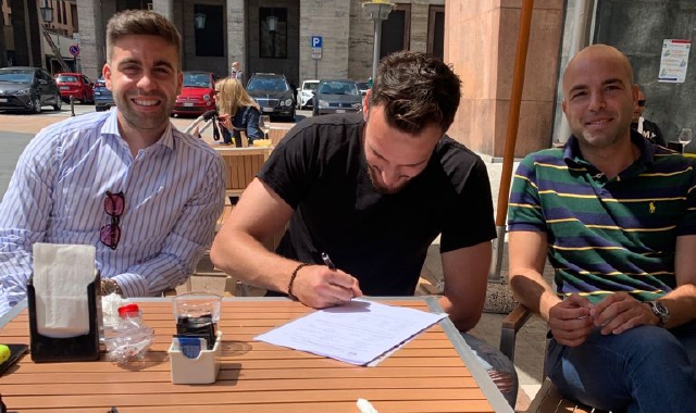 Federico Gatti fra Luca Carnaghi (a sinistra) e l’agente Dario Paolillo mentre firma (a Varese) il contratto col Frosinone