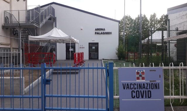 Il centro vaccinazioni di Arona (foto Redazione)