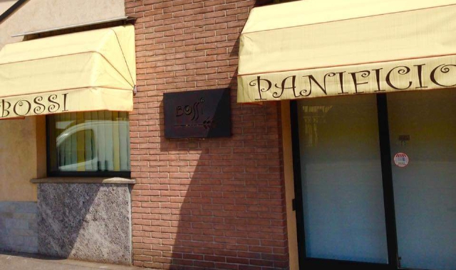 L’ingresso del panificio Bossi in via Milano, la strada che porta verso Gurone (foto Blitz)